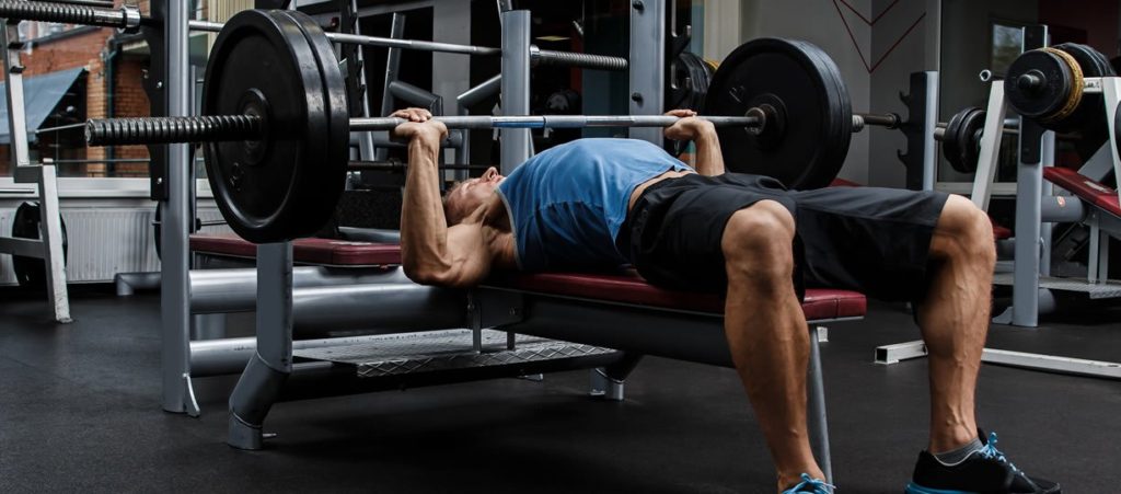 pettorali in palestra